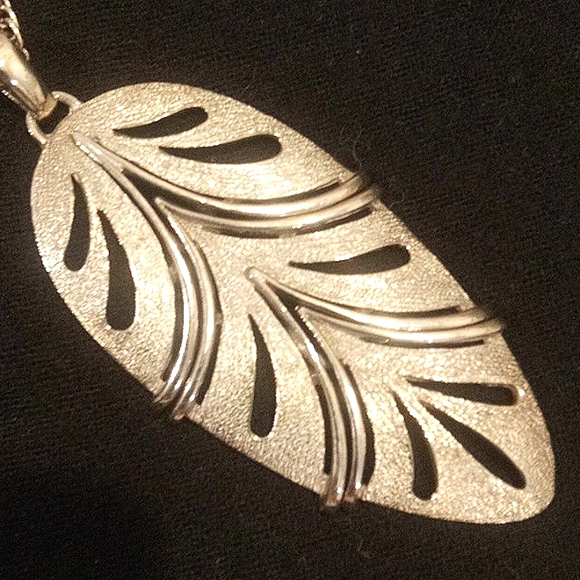 LEAF 🌿 PENDANT & CHAIN! LEAF HAS 2 JOINTED LINKS! Sturdy Silver Rope Chain ⛓️ - Picture 2 of 6